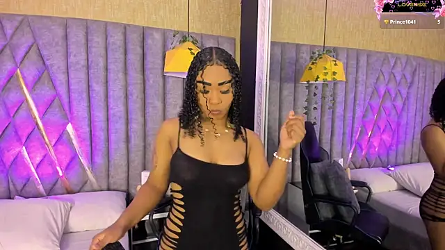 Snapshot of SkylerBloomm chatting on March 2026 04:02:02 AM SkylerBloomm online show from March 2026 04:02:02 AM