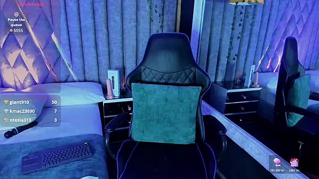 Snapshot of SkylerBloomm chatting on April 2026 04:46:01 AM SkylerBloomm online show from April 2026 04:46:01 AM