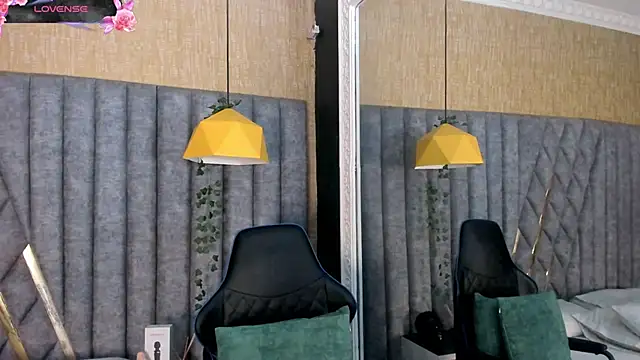 SkylerBloomm online show from May 2026 08:17:01 PM
