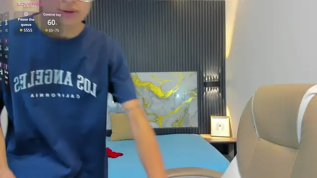 SantiagoRusso18 online show from October 2025 12:44:02 PM