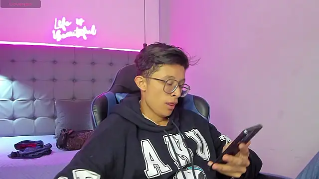 SantiagoRusso18 online show from February 2026 01:09:02 PM