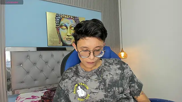 SantiagoRusso18 online show from April 2026 07:05:01 PM