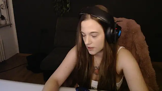 Luna Lynn online show from November 2025 07:48:02 PM