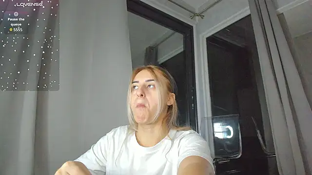 Snapshot of Ella_Vee chatting on October 2025 03:38:01 AM Ella Vee online show from October 2025 03:38:01 AM