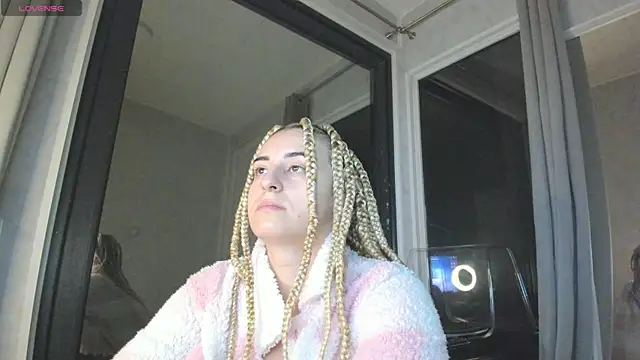 Snapshot of Ella_Vee chatting on October 2025 02:34:01 AM Ella Vee online show from October 2025 02:34:01 AM