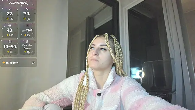 Snapshot of Ella_Vee chatting on October 2025 03:53:02 AM Ella Vee online show from October 2025 03:53:02 AM