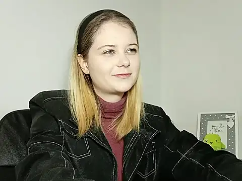 Snapshot of LydiaYoung chatting on November 2025 07:14:01 PM LydiaYoung online show from November 2025 07:14:01 PM