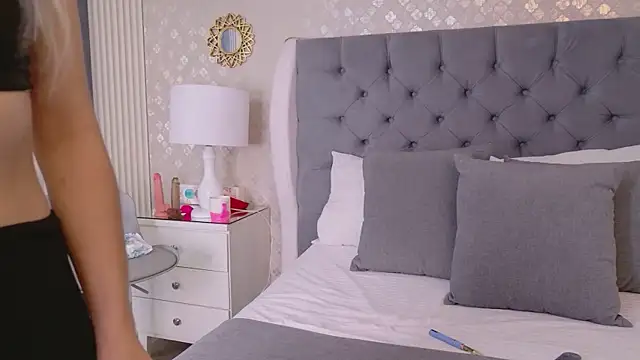 ZoeWilliis online show from July 2026 11:06:01 AM