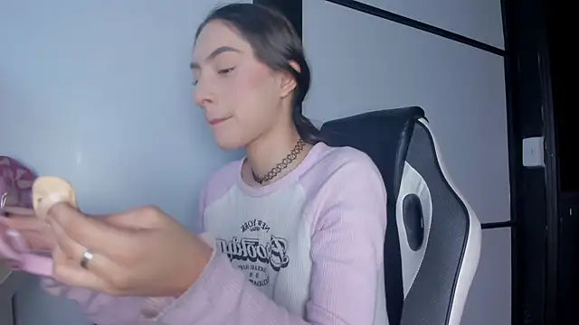 Snapshot of AlliceCopper chatting on September 2025 12:27:01 PM AlliceCopper online show from September 2025 12:27:01 PM