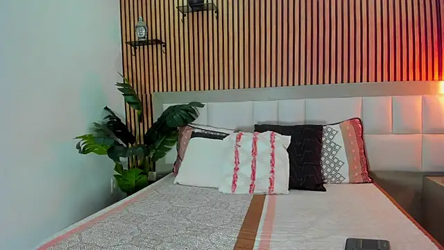 Roseaurora online show from December 2025 12:42:02 PM