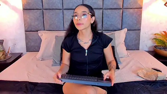 Roseaurora online show from May 2026 10:43:01 AM