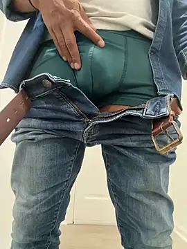 Snapshot of Pomloposho chatting on October 2025 09:37:01 PM Pomloposho online show from October 2025 09:37:01 PM