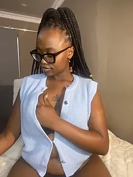 Moonzy77 online show from November 2025 10:48:01 PM