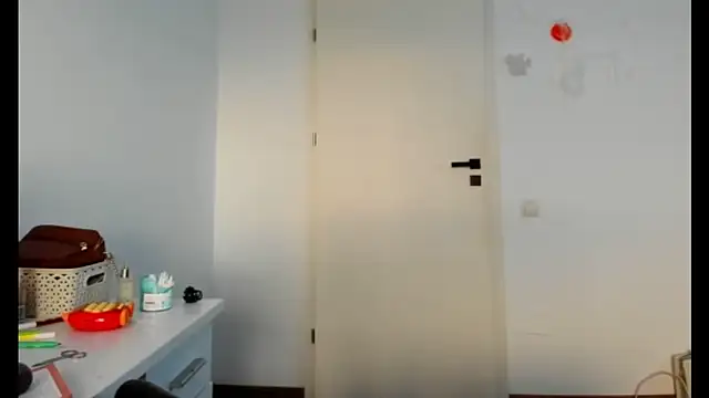 Snapshot of crystalxx18 chatting on October 2025 06:43:01 AM crystalxx18 online show from October 2025 06:43:01 AM