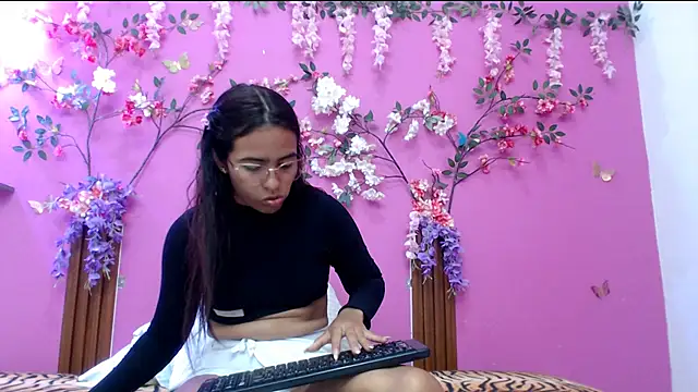 skinnysofia18 online show from March 2026 01:16:02 AM