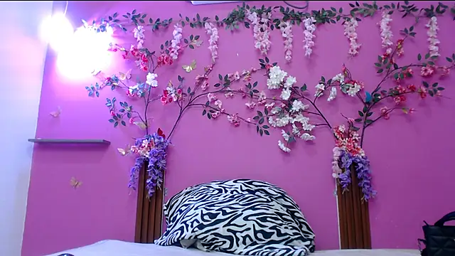 skinnysofia18 online show from April 2026 01:39:02 PM
