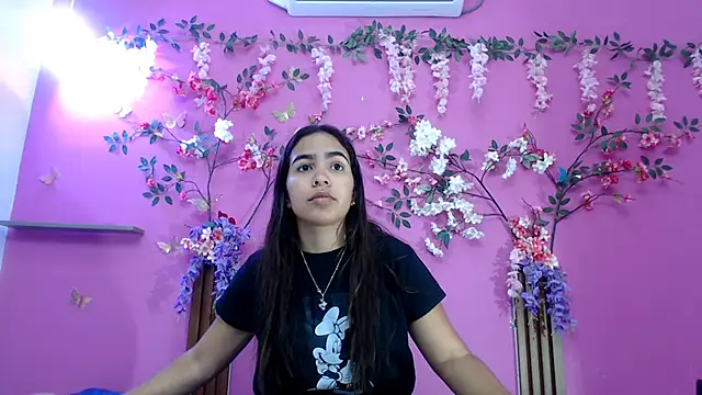 skinnysofia18 online show from May 2026 01:51:02 PM