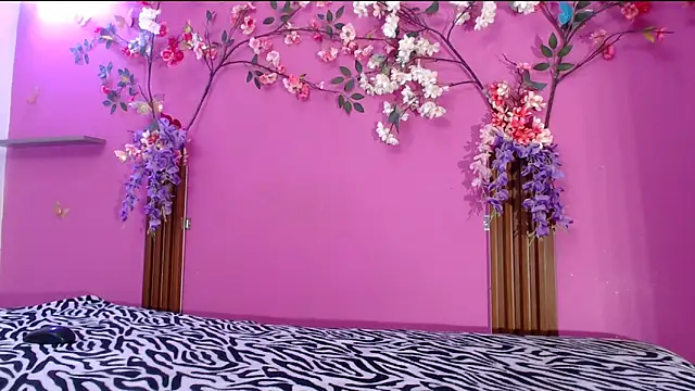 skinnysofia18 online show from May 2026 02:01:02 PM