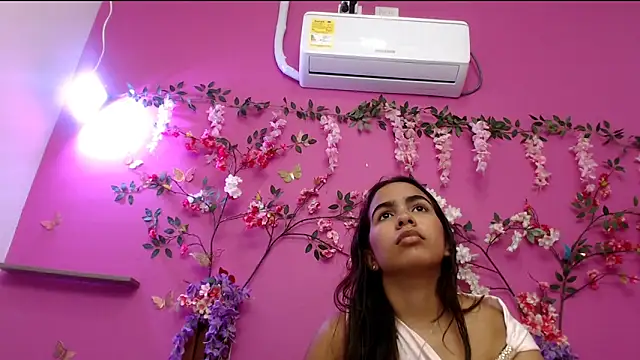 skinnysofia18 online show from May 2026 02:21:02 PM