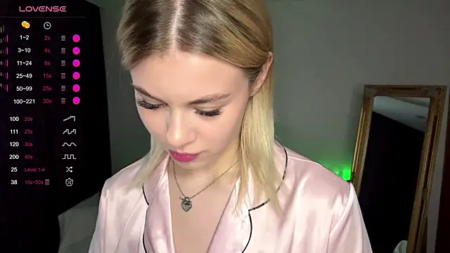 Snapshot of Lil_Elisa chatting on October 2025 09:42:01 AM Lil Elisa online show from October 2025 09:42:01 AM