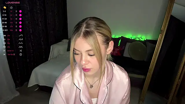 Snapshot of Lil_Elisa chatting on October 2025 12:12:02 PM Lil Elisa online show from October 2025 12:12:02 PM