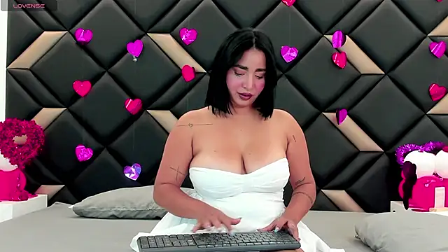 Snapshot of GeraldineSandoval chatting on February 2026 07:43:01 PM GeraldineSandoval online show from February 2026 07:43:01 PM