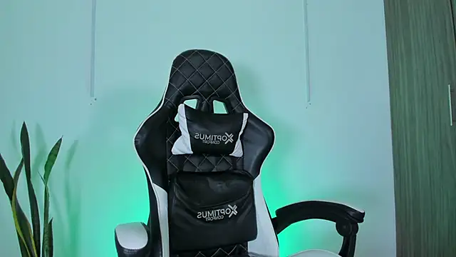 Nickyblazze  online show from October 2025 11:51:02 AM