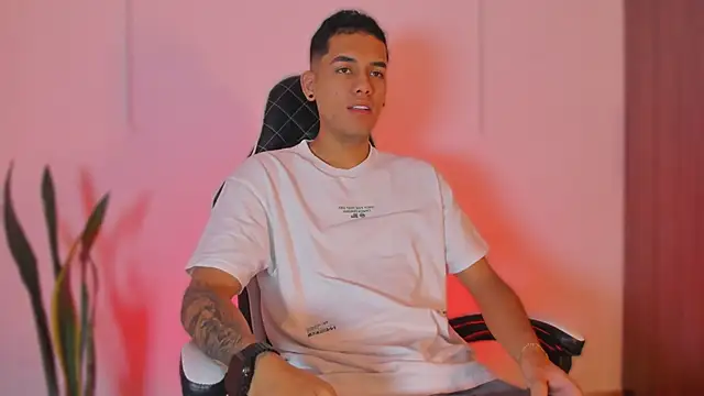 Nickyblazze  online show from October 2025 01:25:02 PM