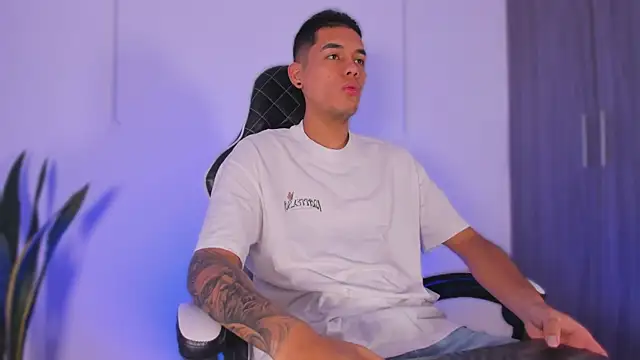 Nickyblazze  online show from October 2025 12:05:02 PM