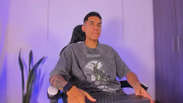 Nickyblazze  online show from October 2025 12:23:01 PM