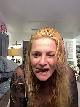 Snapshot of Goldenndoll chatting on September 2025 02:06:02 PM Goldenndoll online show from September 2025 02:06:02 PM