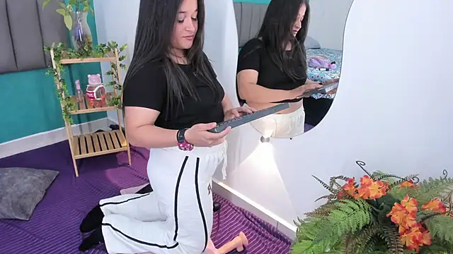 aradia kiss online show from September 2025 08:25:01 PM