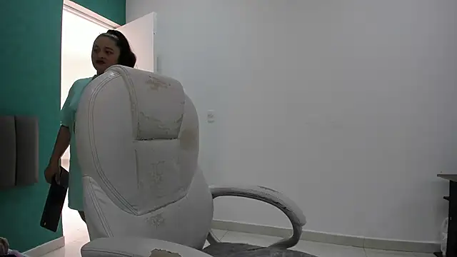 aradia kiss online show from October 2025 06:18:02 PM