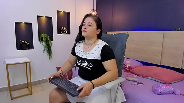 aradia kiss online show from November 2025 12:40:02 PM