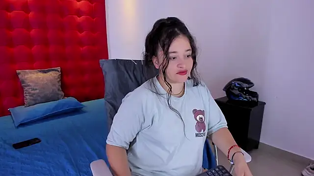 aradia kiss online show from November 2025 12:48:01 PM