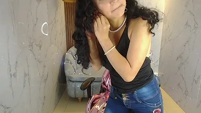 Snapshot of bella_vibess_s chatting on December 2025 08:15:02 PM bella vibess s online show from December 2025 08:15:02 PM