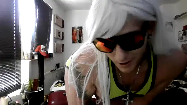 hellgirl1980 online show from September 2025 11:23:02 AM