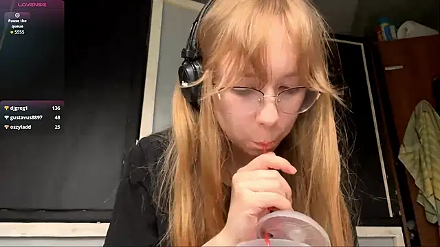 Snapshot of LouieRutt chatting on September 2025 04:18:01 PM LouieRutt online show from September 2025 04:18:01 PM