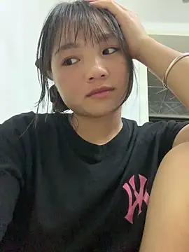 Snapshot of Emlyly-18 chatting on September 2025 02:40:01 PM Emlyly-18 online show from September 2025 02:40:01 PM