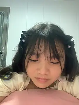 Snapshot of Emlyly-18 chatting on September 2025 02:10:01 PM Emlyly-18 online show from September 2025 02:10:01 PM