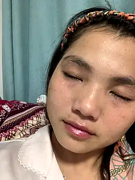 Snapshot of Emlyly-18 chatting on September 2025 04:12:01 PM Emlyly-18 online show from September 2025 04:12:01 PM