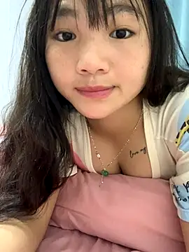 Snapshot of Emlyly-18 chatting on October 2025 04:19:02 AM Emlyly-18 online show from October 2025 04:19:02 AM