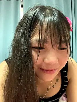 Snapshot of Emlyly-18 chatting on October 2025 01:37:02 AM Emlyly-18 online show from October 2025 01:37:02 AM