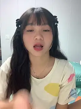 Snapshot of Emlyly-18 chatting on October 2025 02:51:02 PM Emlyly-18 online show from October 2025 02:51:02 PM