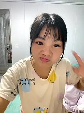 Snapshot of Emlyly-18 chatting on October 2025 04:04:02 AM Emlyly-18 online show from October 2025 04:04:02 AM