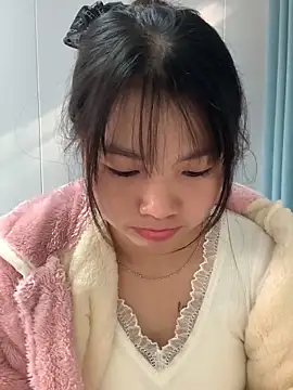 Snapshot of Emlyly-18 chatting on November 2025 01:28:01 AM Emlyly-18 online show from November 2025 01:28:01 AM