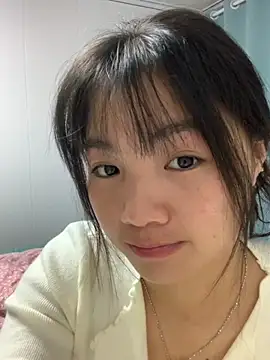 Snapshot of Emlyly-18 chatting on November 2025 01:10:01 PM Emlyly-18 online show from November 2025 01:10:01 PM