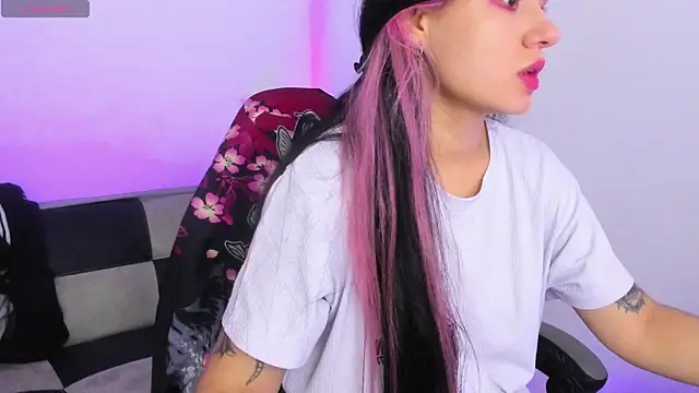 Snapshot of GwenHazel chatting on October 2025 12:23:02 PM GwenHazel online show from October 2025 12:23:02 PM