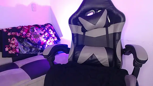 Snapshot of GwenHazel chatting on October 2025 11:43:02 AM GwenHazel online show from October 2025 11:43:02 AM