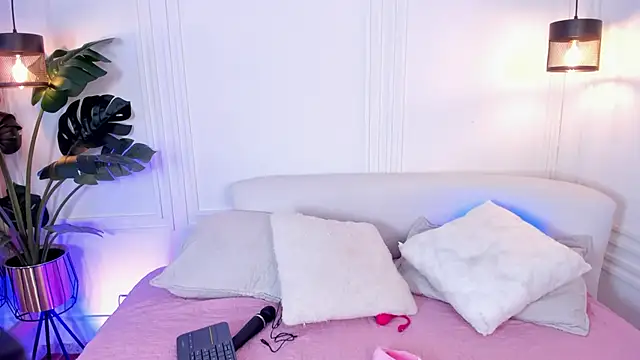 Dafne Hillss online show from November 2025 01:43:01 PM